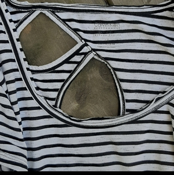 $10SALE Calvin Klein Tee - Picture 2 of 3